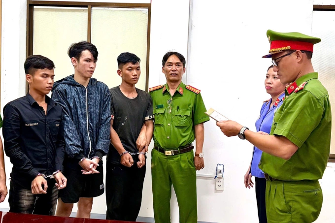 Nhựt (trái), Thành và Chỉnh tại cơ quan công an. Ảnh: Công an TP HCM