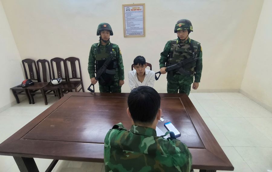 Cán bộ Đồn Biên phòng Mỹ Thạnh Tây làm việc với đối tượng Tùng