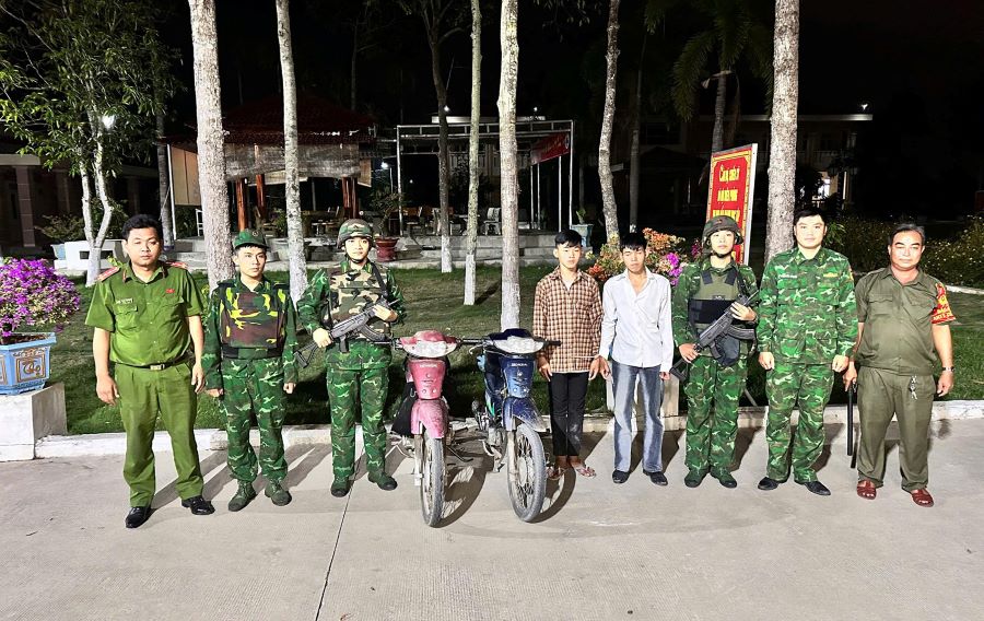 Đồn Biên phòng Mỹ Thạnh Tây bàn giao 02 đối tượng cùng toàn bộ tang vật cho cơ quan Công an để điều tra, xử lý theo quy định của pháp luật