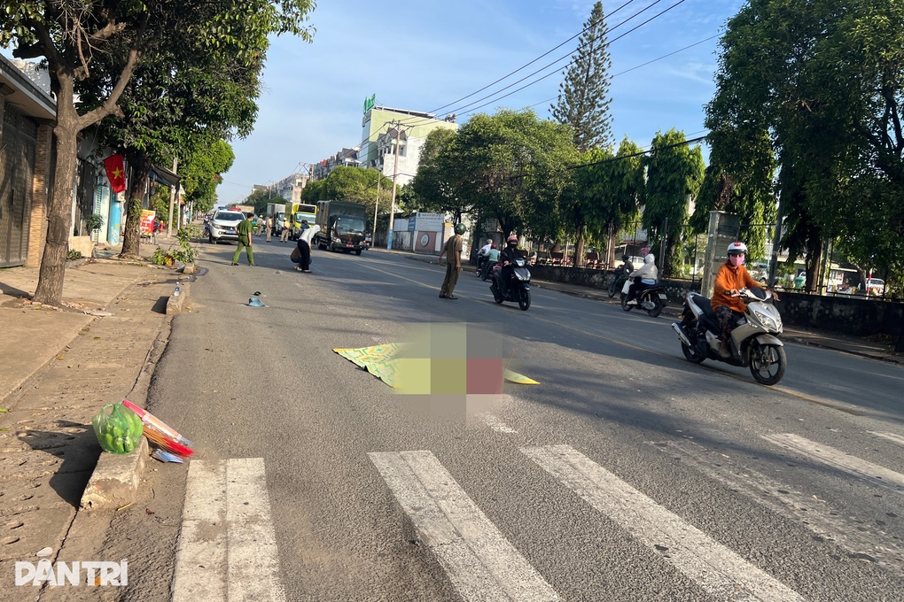 Người đàn ông nằm chết giữa đường ở TPHCM - 1