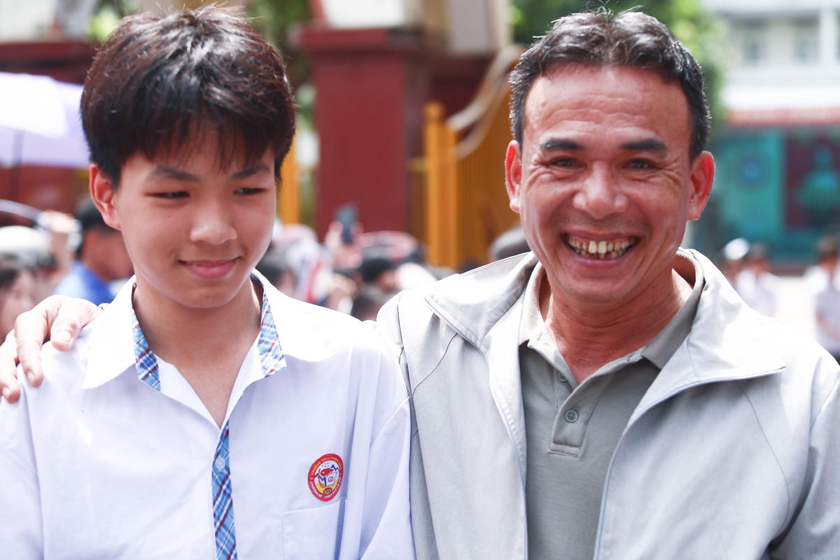 Bên ngoài điểm thi, nhiều phụ huynh cũng thở phào khi con bước ra với tâm trạng thoải mái.