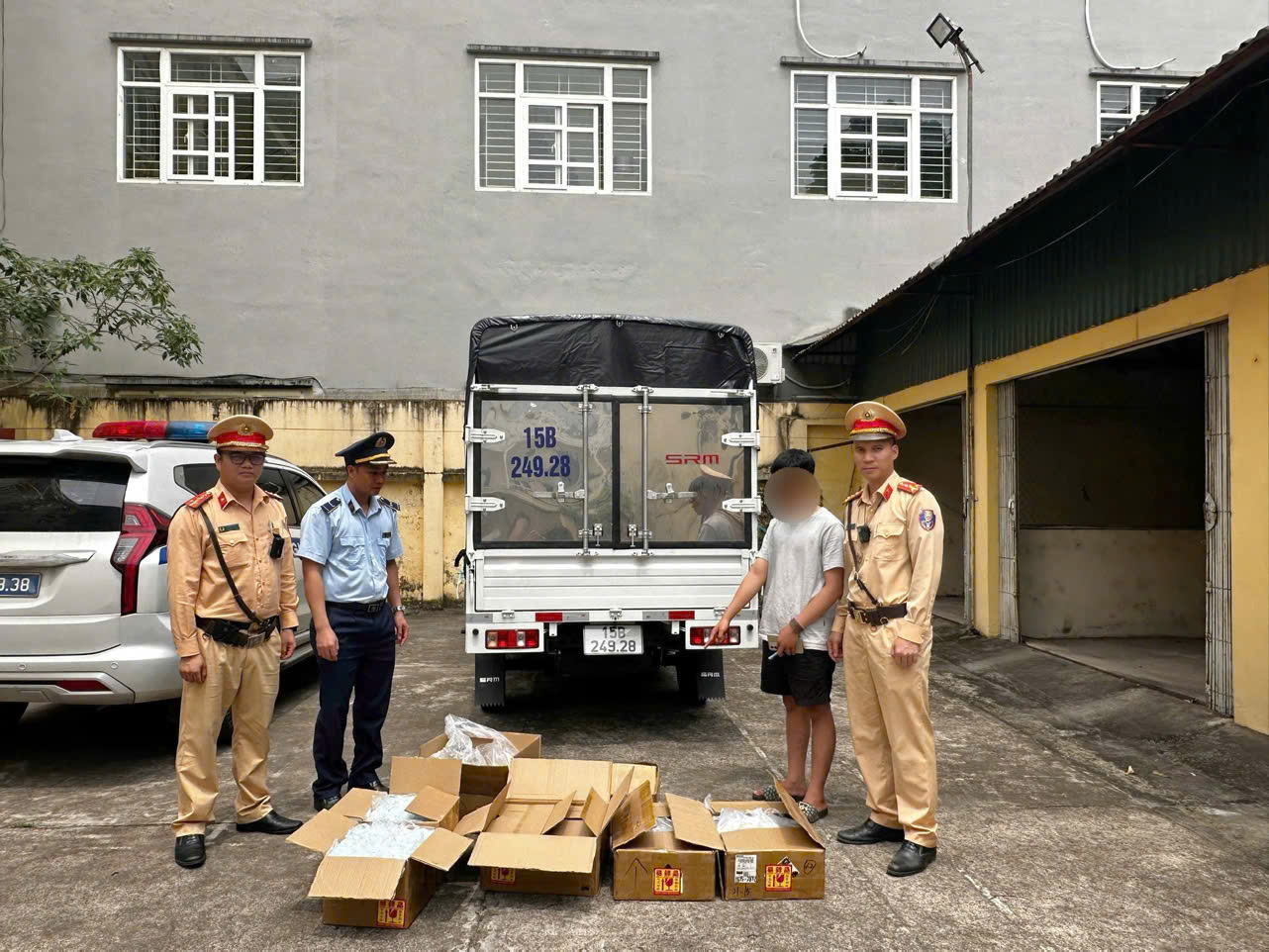 Quảng Ninh phát hiện xe tải chở 100 hộp mỹ phẩm nghi nhập lậu- Ảnh 1.