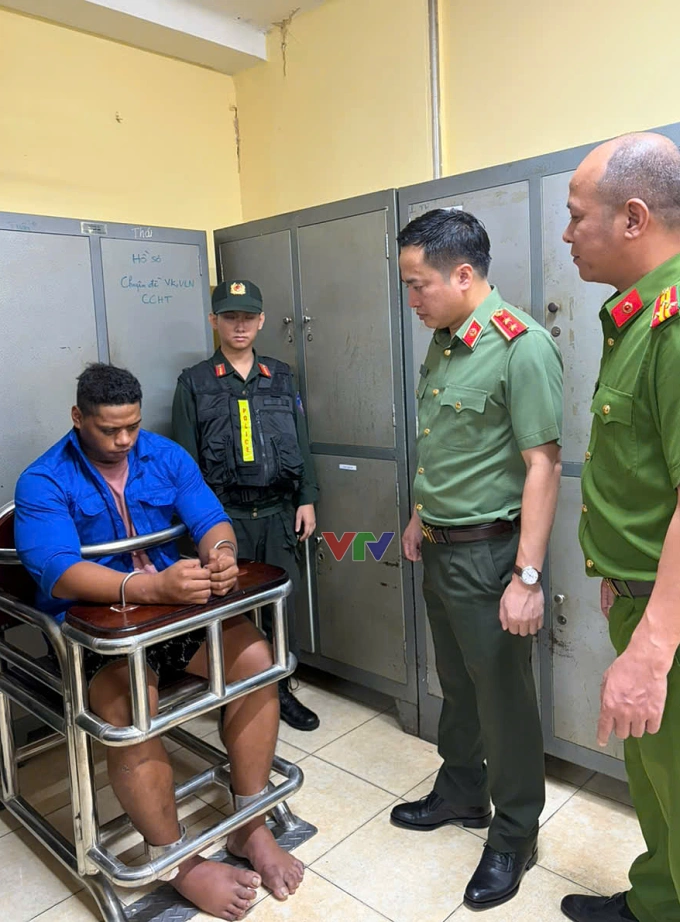 Trung tướng Mai Hoàng và thượng tá Nguyễn Thành Hưng lấy lời khai nghi phạm. Ảnh: Công an TP HCM