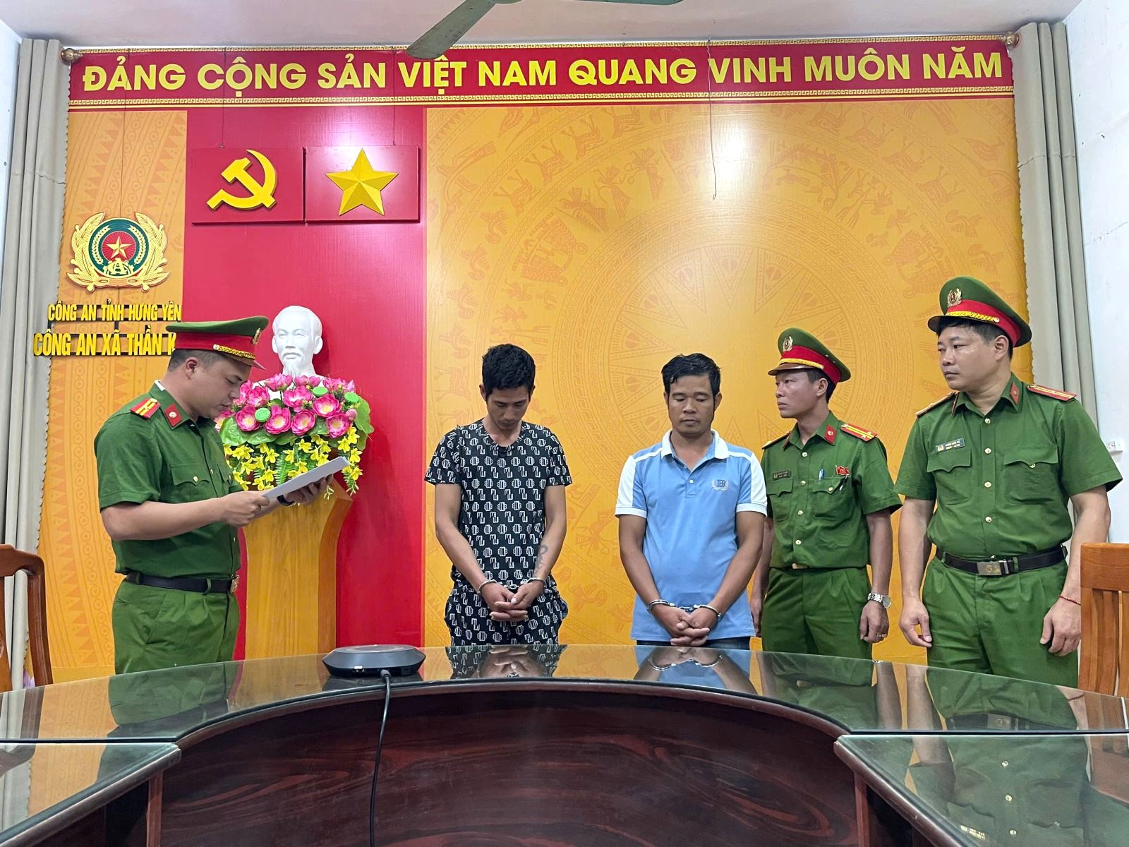 Hai gã đàn ông bắt trộm nghé mang ra đồng giết lấy thịt mang về cất vào tủ- Ảnh 1.