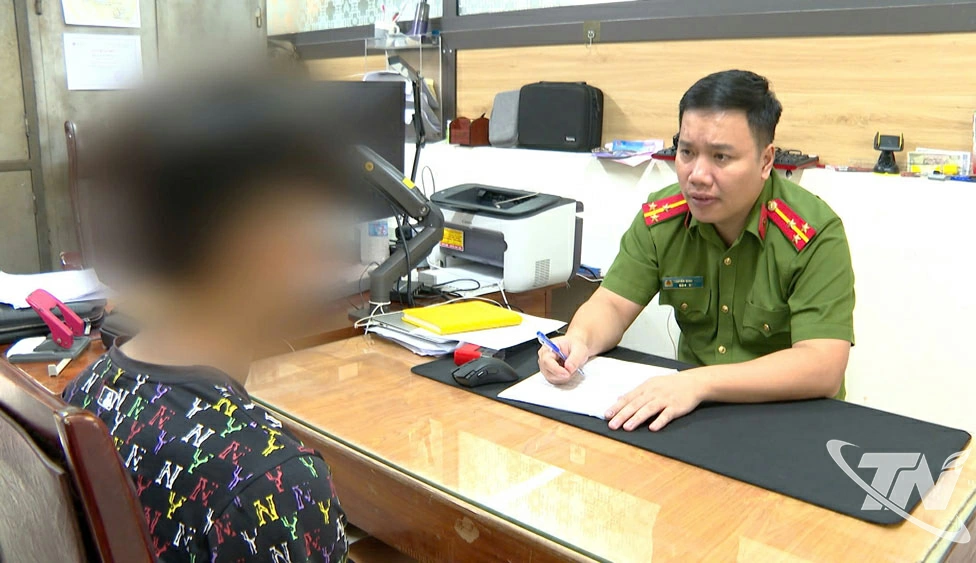 Cán bộ Cơ quan Cảnh sát điều tra (Công an tỉnh Thái Nguyên) lấy lời khai của một đối tượng gây rối trật tự công cộng. Ảnh T.L