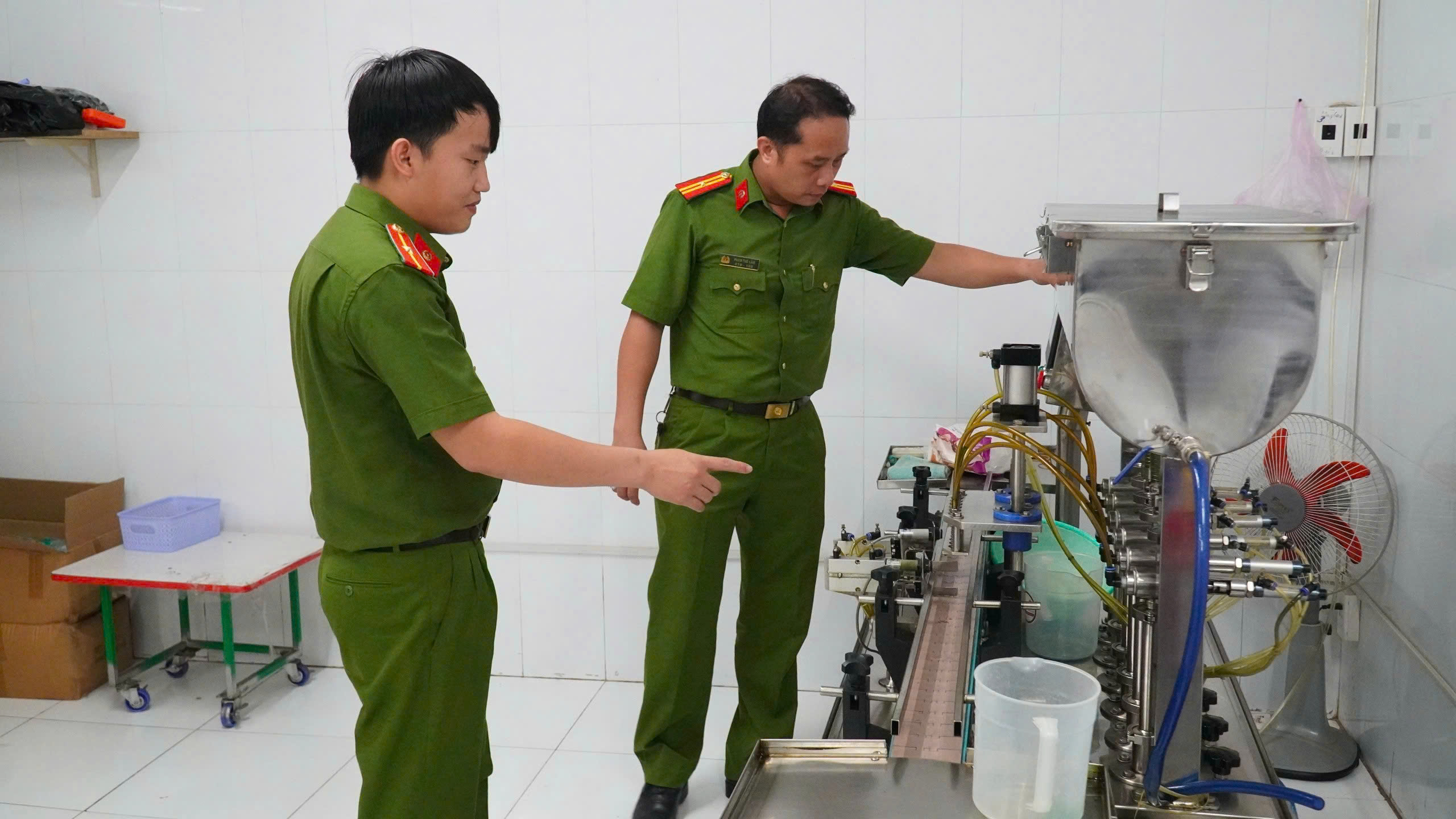 Triệt phá buôn lậu Tây Ninh với 3 đường dây thuốc lá , phân bón và dầu gió giả - Ảnh 8.