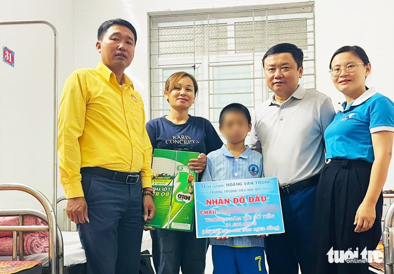 Thầy hiệu trưởng nhận đỡ đầu bé trai nghi bị cha và mẹ kế bạo hành - Ảnh 1.