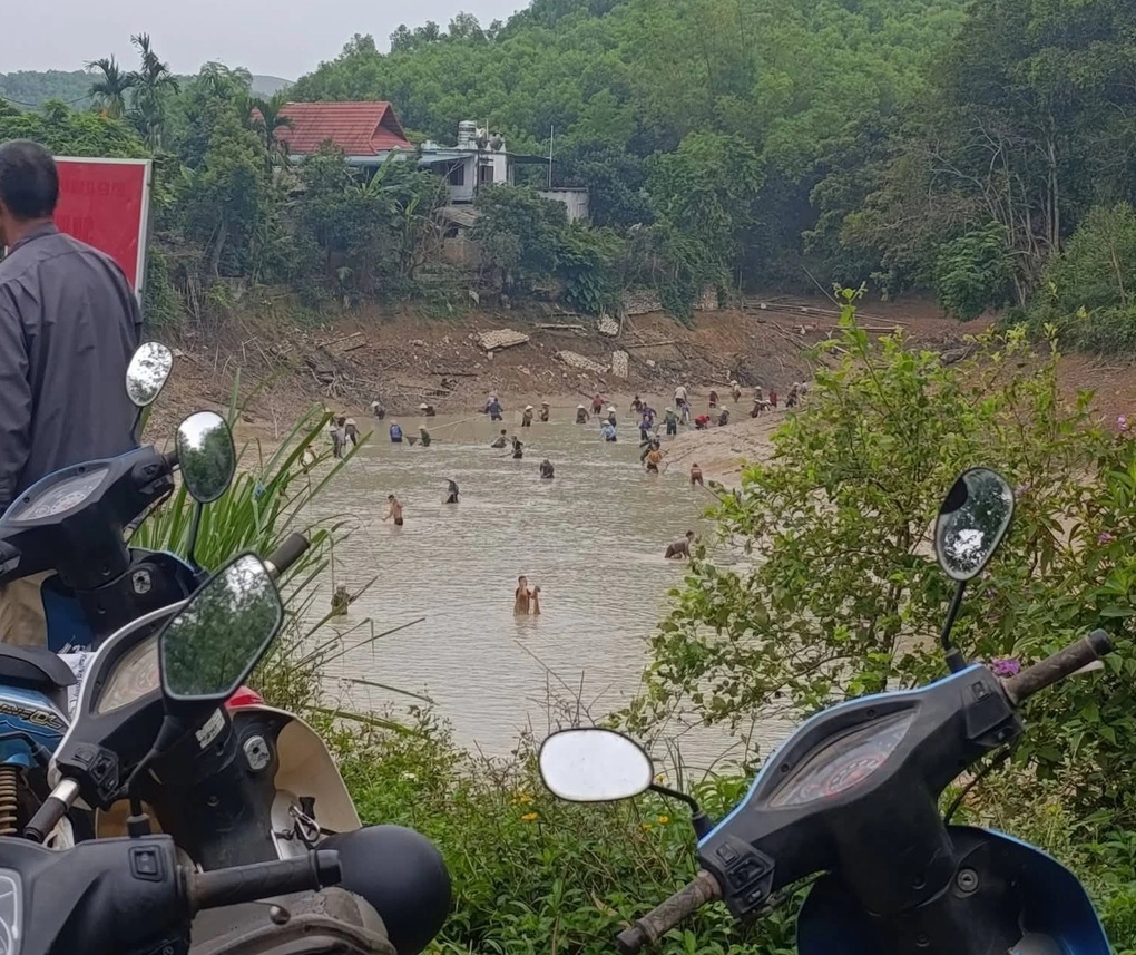 Cả làng ở Phú Thọ góp tiền nuôi cá chung, thu cả tấn chia cho từng hộ - 3 Cả làng ở Phú Thọ góp tiền nuôi cá chung, thu cả tấn chia cho từng hộ - 3