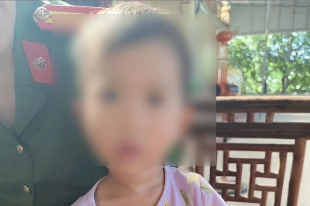Bé gái 3 tuổi bị bỏ rơi trước cổng chùa Tây Hồ - 1
