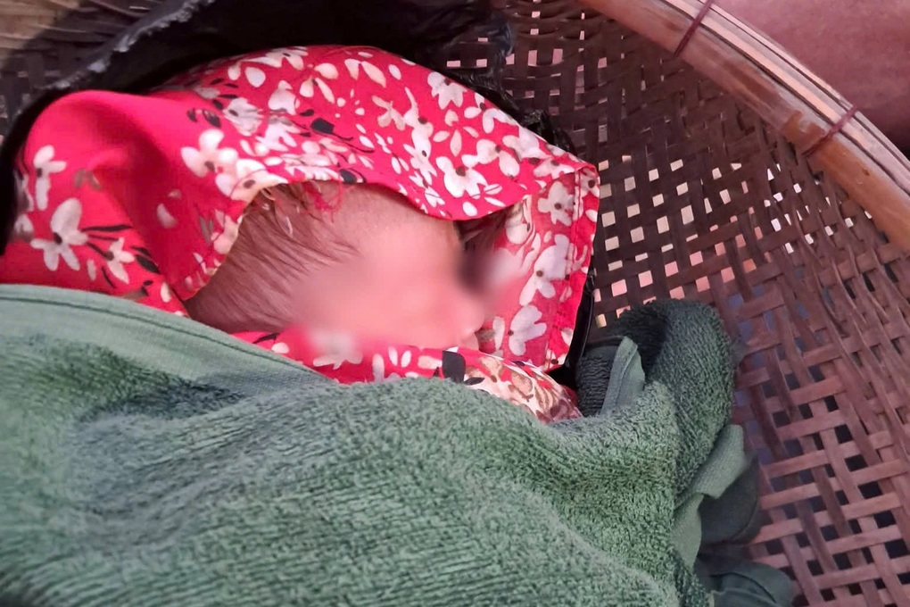 Bé gái còn nguyên dây rốn bị bỏ rơi ở ngoài đồng tại TPHCM - 1