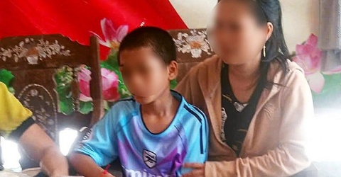 Bé trai hoảng loạn cầu cứu, nghi do bị cha và mẹ kế đánh