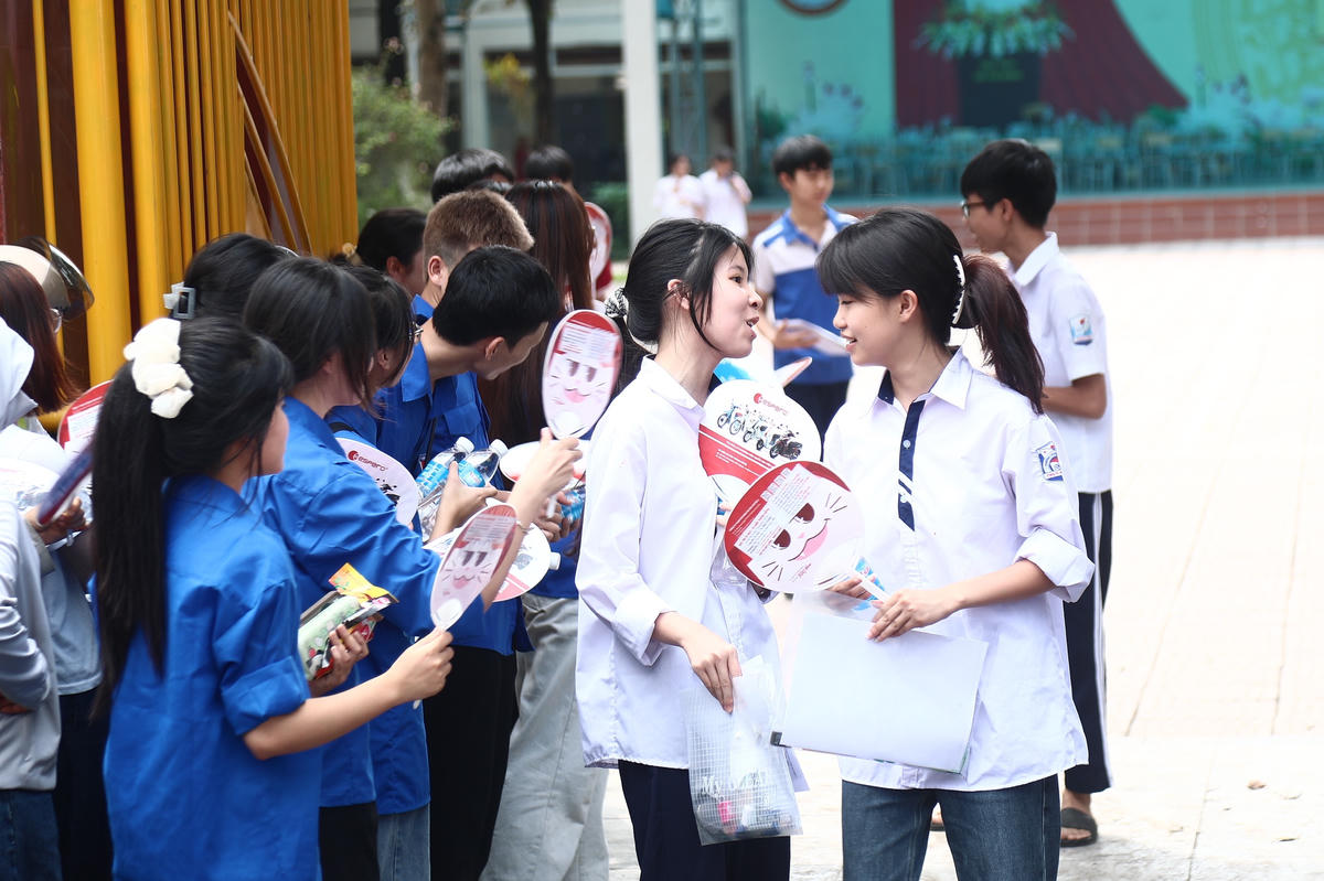 Niềm vui của học sinh và phụ huynh sau khi kết thúc bài thi đầu tiên kỳ thi tuyển sinh vào lớp 10.