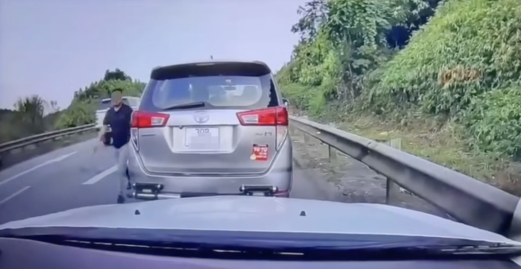 Tài xế chặn ô tô khác trên cao tốc Nội Bài - Lào Cai bị phạt gần 14 triệu đồng- Ảnh 1.