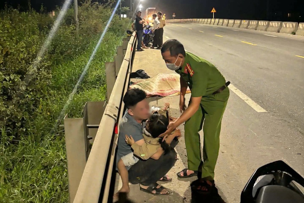 Chồng ôm con thơ khóc ngất bên thi thể vợ bầu sắp sinh - 1