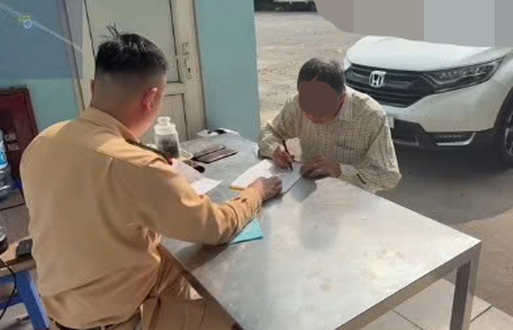 Dừng ô tô giữa đường cao tốc, tài xế bị phạt 13 triệu đồng - 1