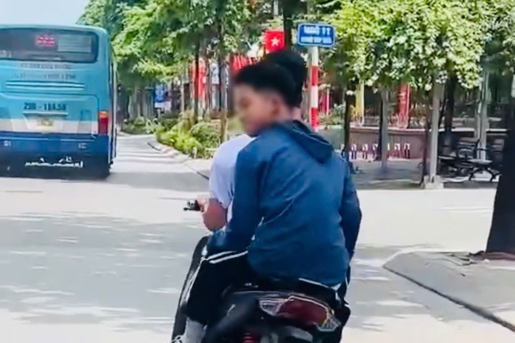 Xử lý 2 thanh niên đầu trần, lái xe máy đánh võng trên đường ở Hà Nội - 1