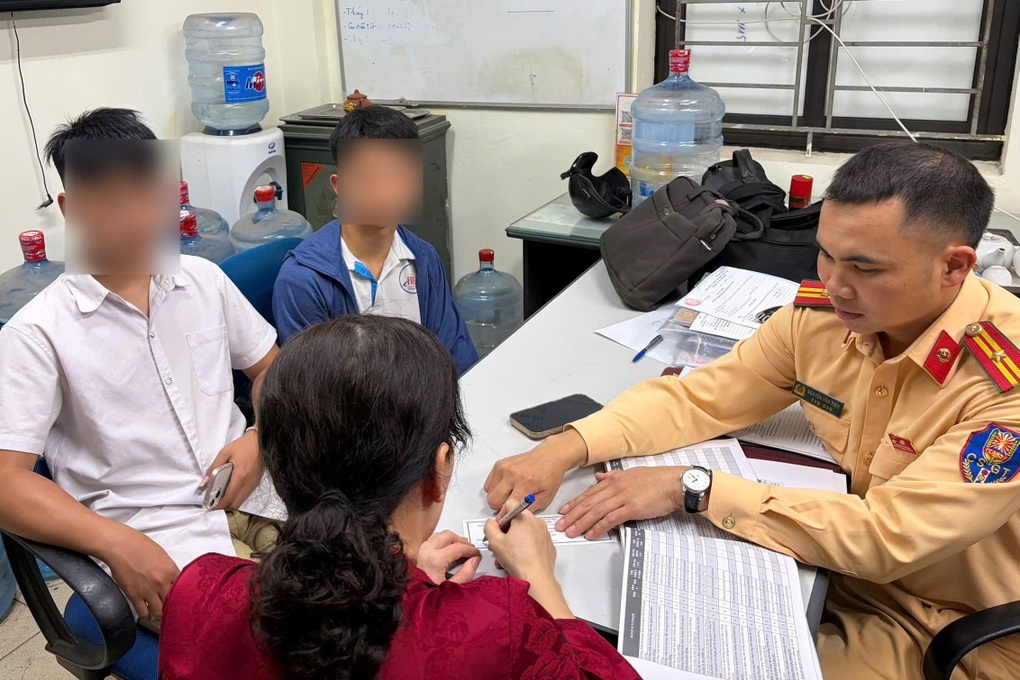 Xử lý 2 thanh niên đầu trần, lái xe máy đánh võng trên đường ở Hà Nội - 2