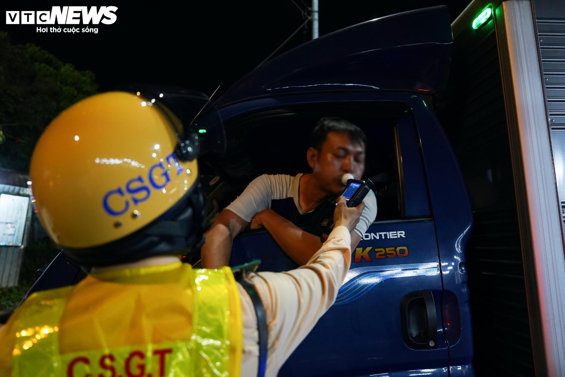 CSGT 'đột kích' chợ Bình Điền, phát hiện tài xế không GPLX, dương tính ma túy - 3