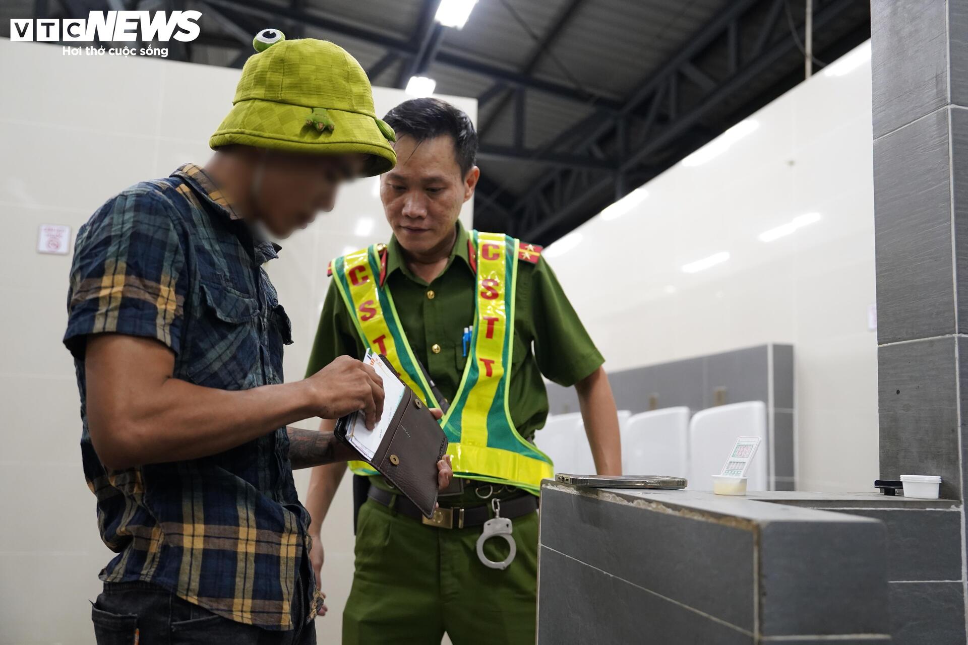 CSGT 'đột kích' chợ Bình Điền, phát hiện tài xế không GPLX, dương tính ma túy - 13