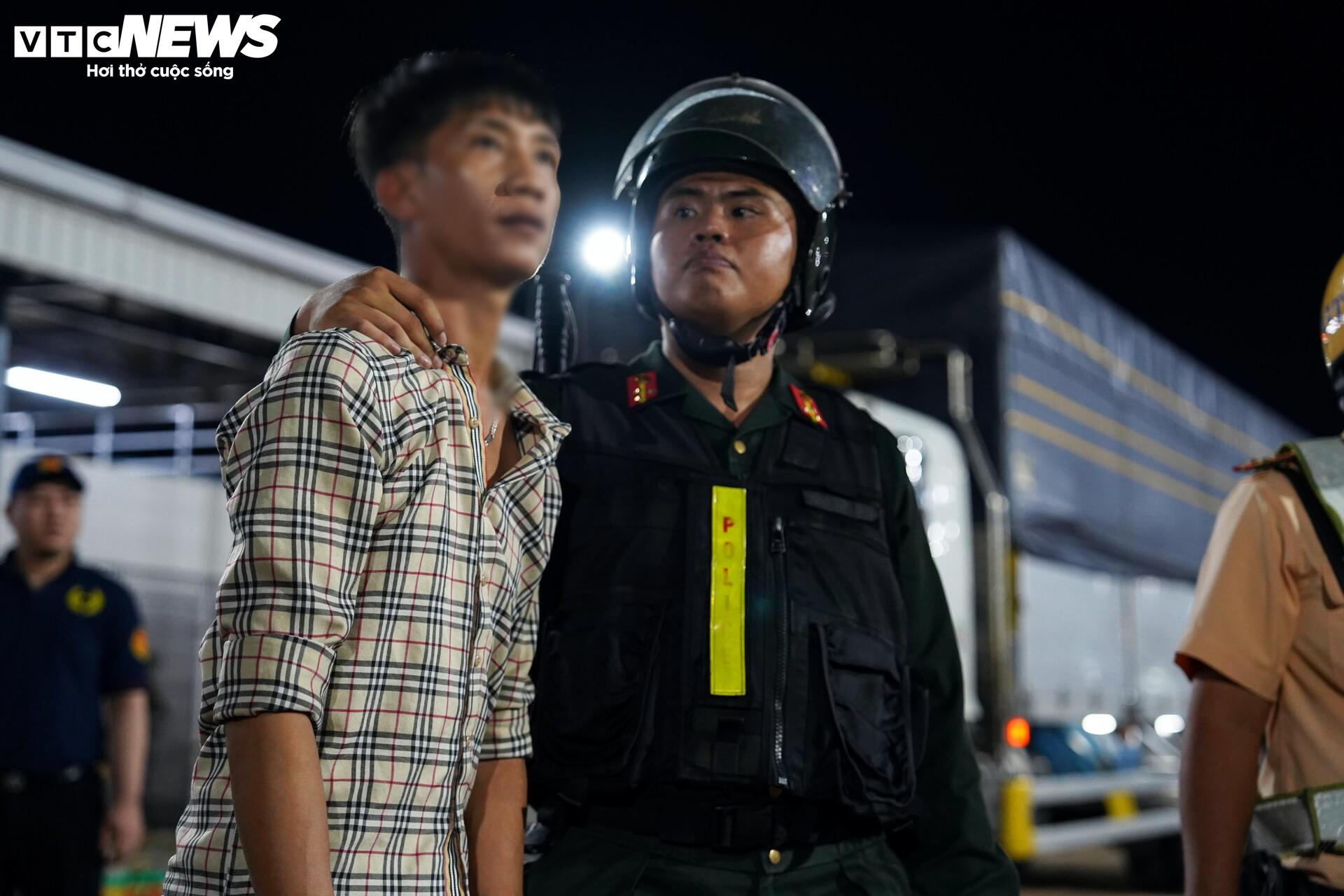 CSGT 'đột kích' chợ Bình Điền, phát hiện tài xế không GPLX, dương tính ma túy - 15