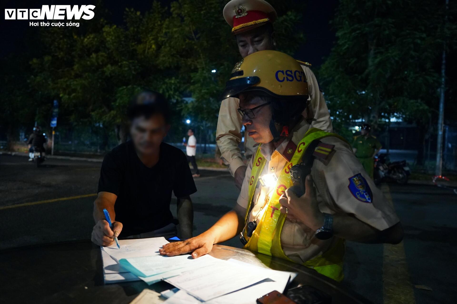 CSGT 'đột kích' chợ Bình Điền, phát hiện tài xế không GPLX, dương tính ma túy - 8