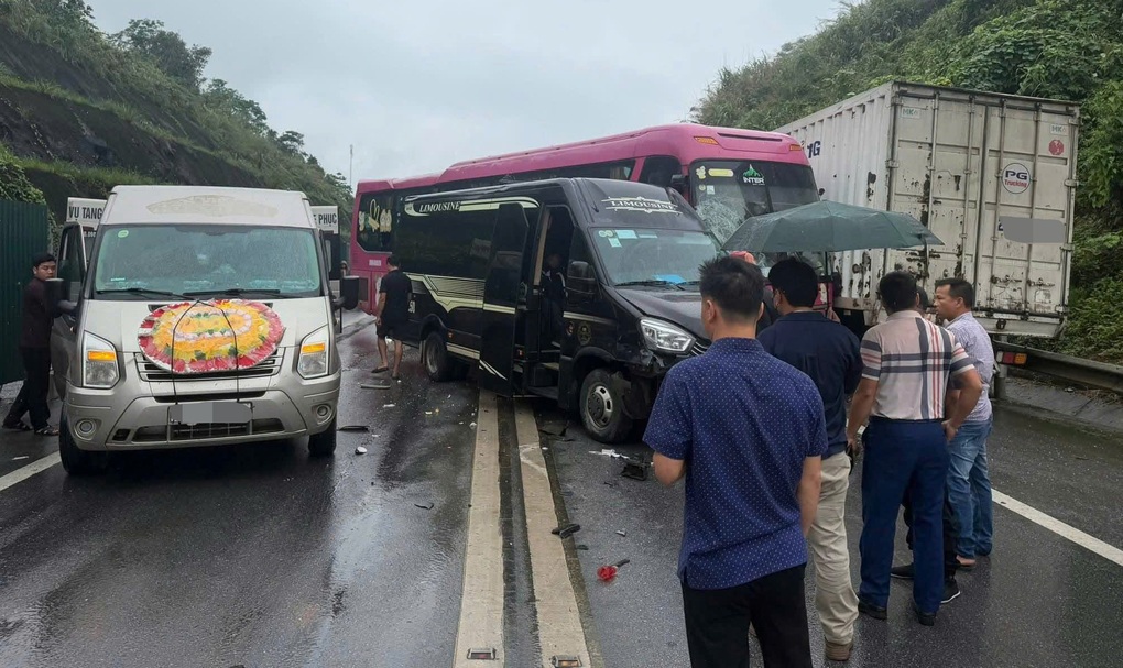 Bốn ô tô va chạm trên cao tốc Nội Bài - Lào Cai, giao thông bị ùn ứ - 1