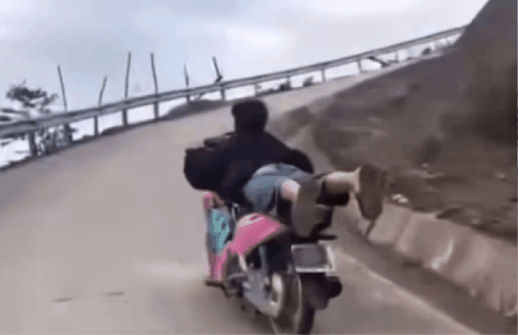 Phóng xe máy với tư thế lạ, nam thanh niên bị tịch thu phương tiện - 1