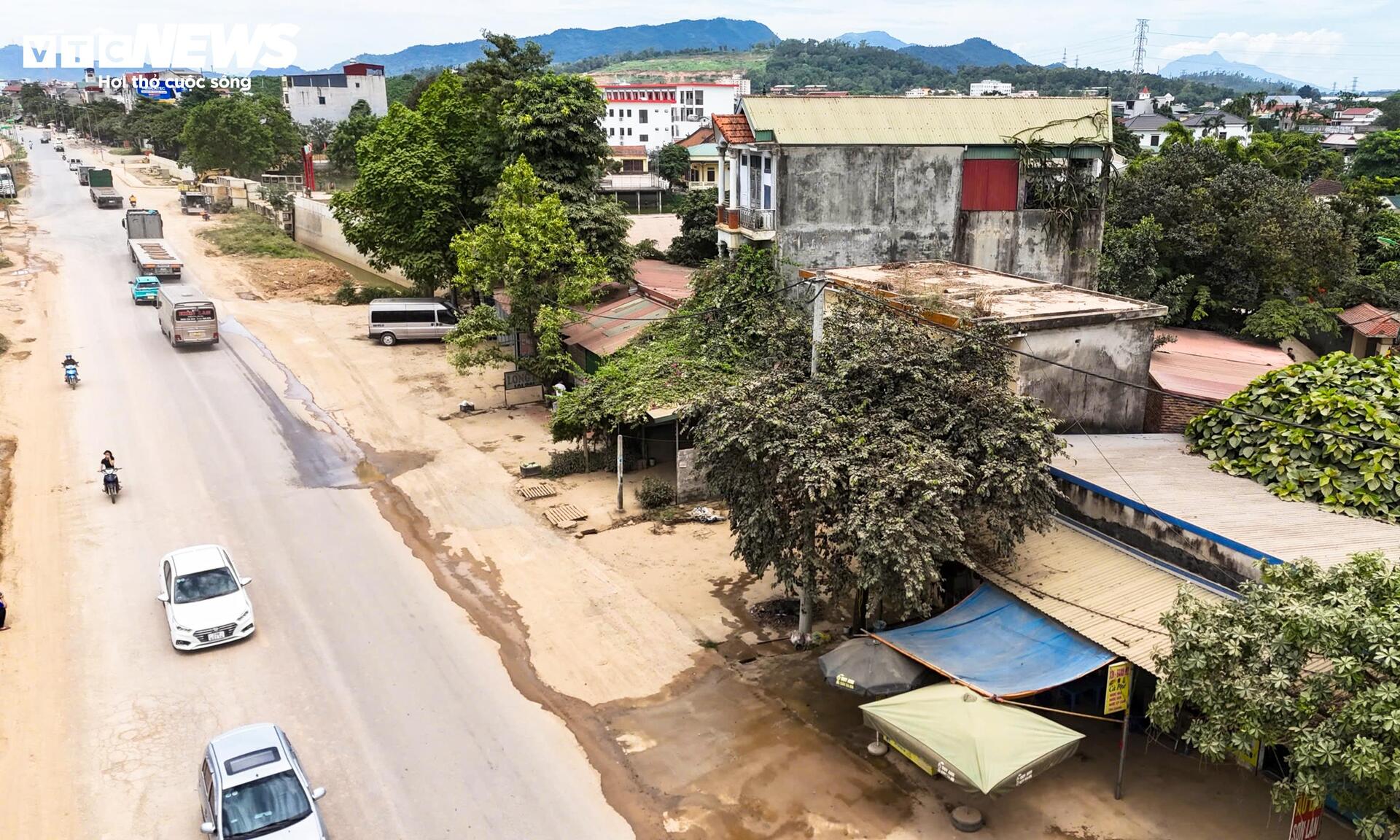 Người Hà Nội sống trong ‘bão bụi’ bên dự án mở rộng Quốc lộ 6