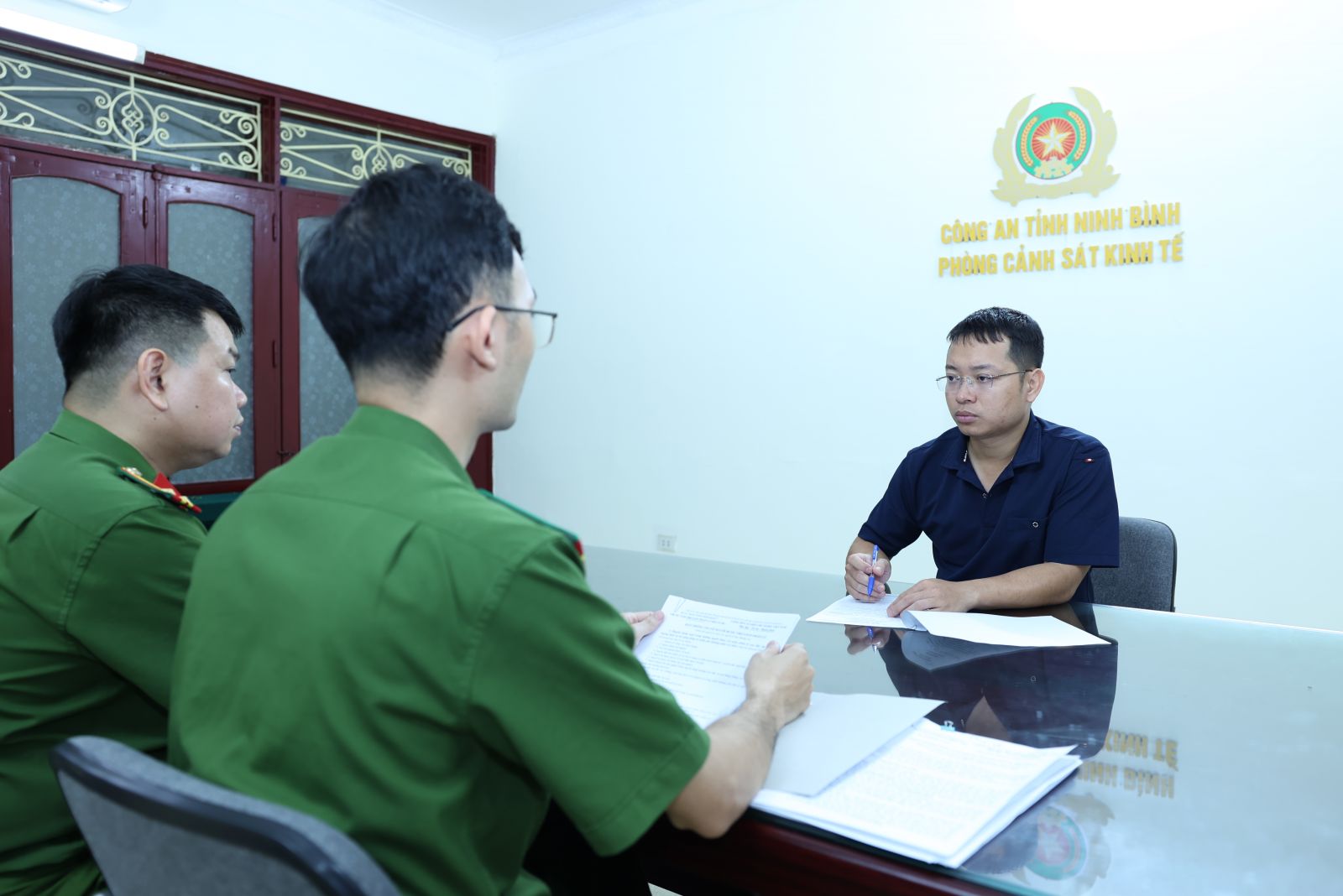 Khởi tố 2 đối tượng lập hồ sơ khống, dàn xếp kết quả đấu giá 14 lô đất ở Ninh Bình - Ảnh 2.