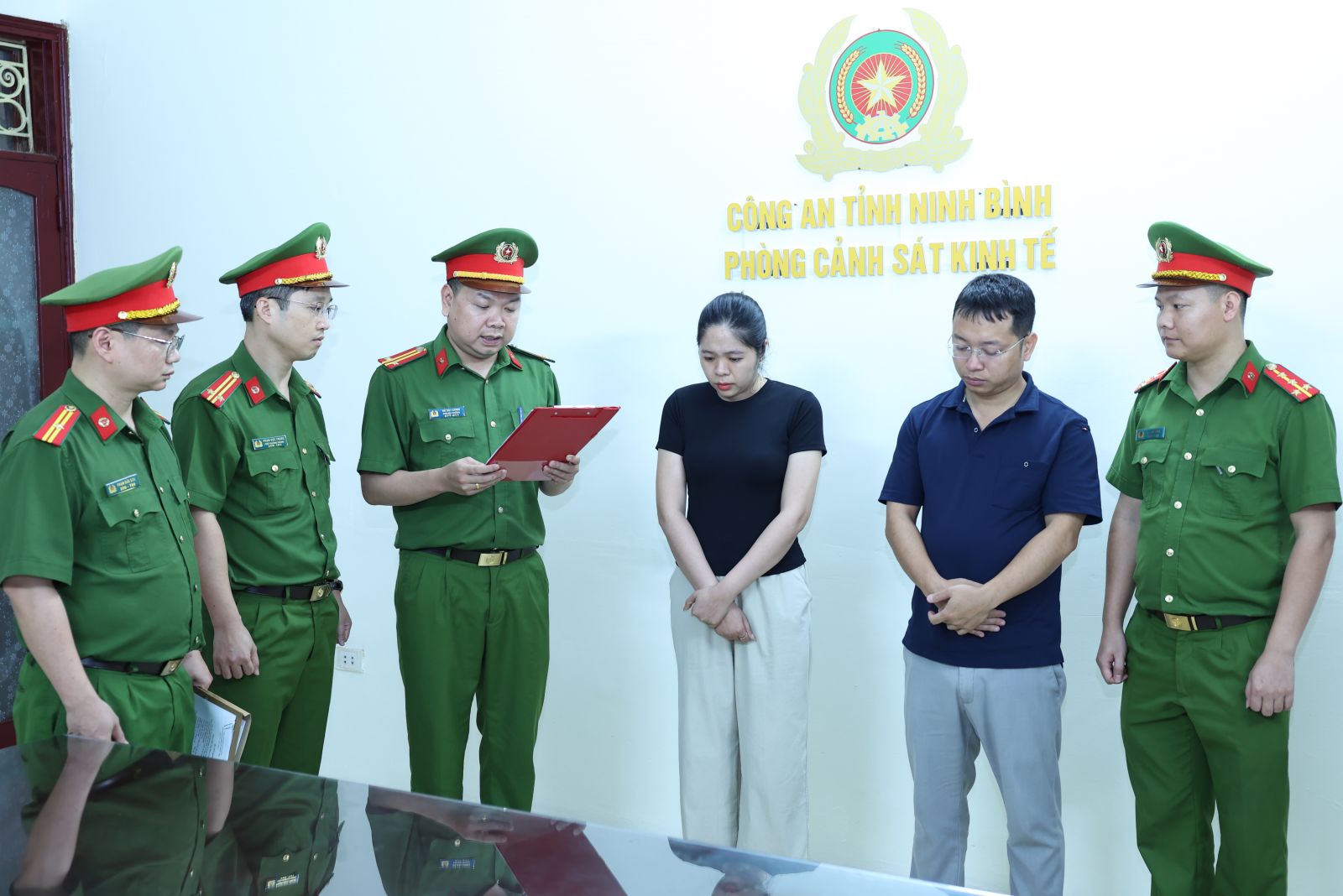 Khởi tố 2 đối tượng lập hồ sơ khống, dàn xếp kết quả đấu giá 14 lô đất ở Ninh Bình - Ảnh 1.