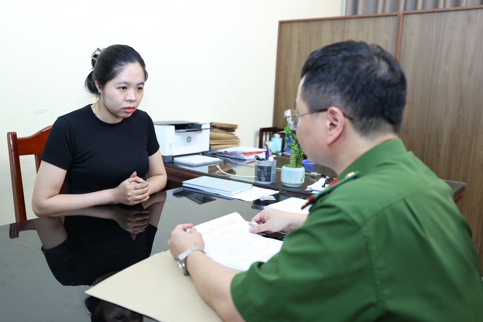 Khởi tố 2 đối tượng lập hồ sơ khống, dàn xếp kết quả đấu giá 14 lô đất ở Ninh Bình - Ảnh 3.