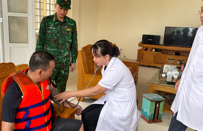 Kịp thời cứu nạn 4 ngư dân trôi dạt do tàu hỏng máy tại vùng biển Quảng Ninh