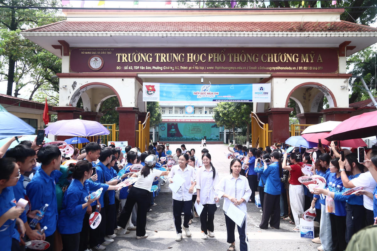 Thí sinh kết thúc bài thi môn Ngữ văn trong tâm trạng phấn khởi vì đề thi được các em nhận định là vừa sức.