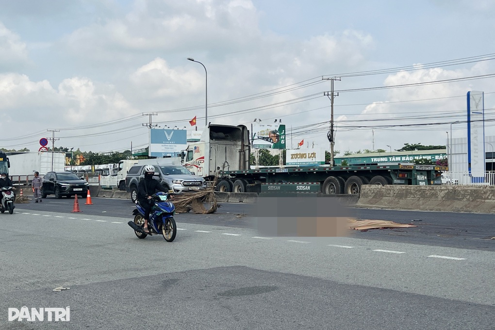 Người đi bộ bị taxi tông rồi thêm xe khác cán tử vong ở TPHCM - 1