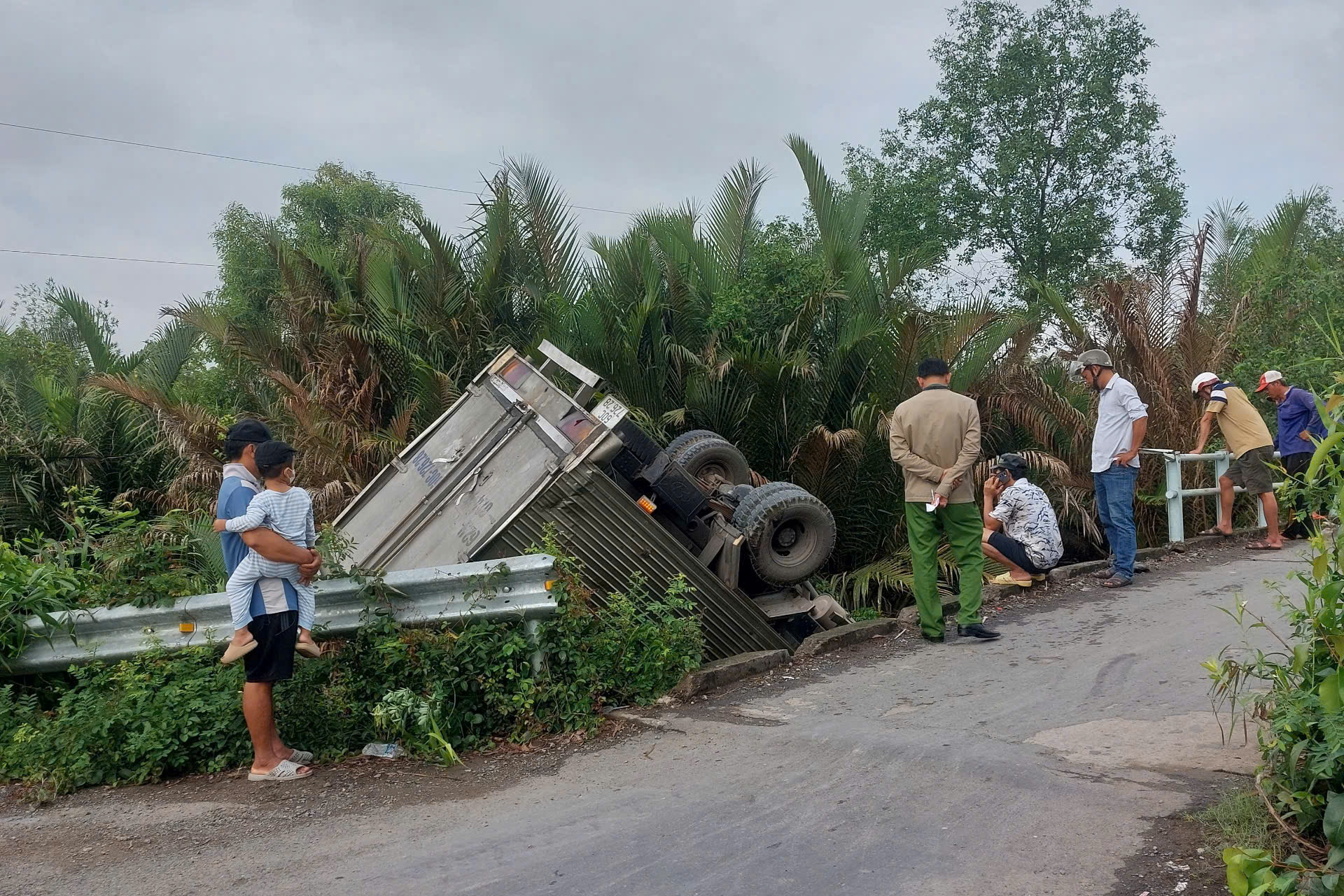 Tai nạn giao thông xe tải lao xuống kênh tại cầu Bà Đỏ Tây Ninh gây hoang mang - Ảnh 2.