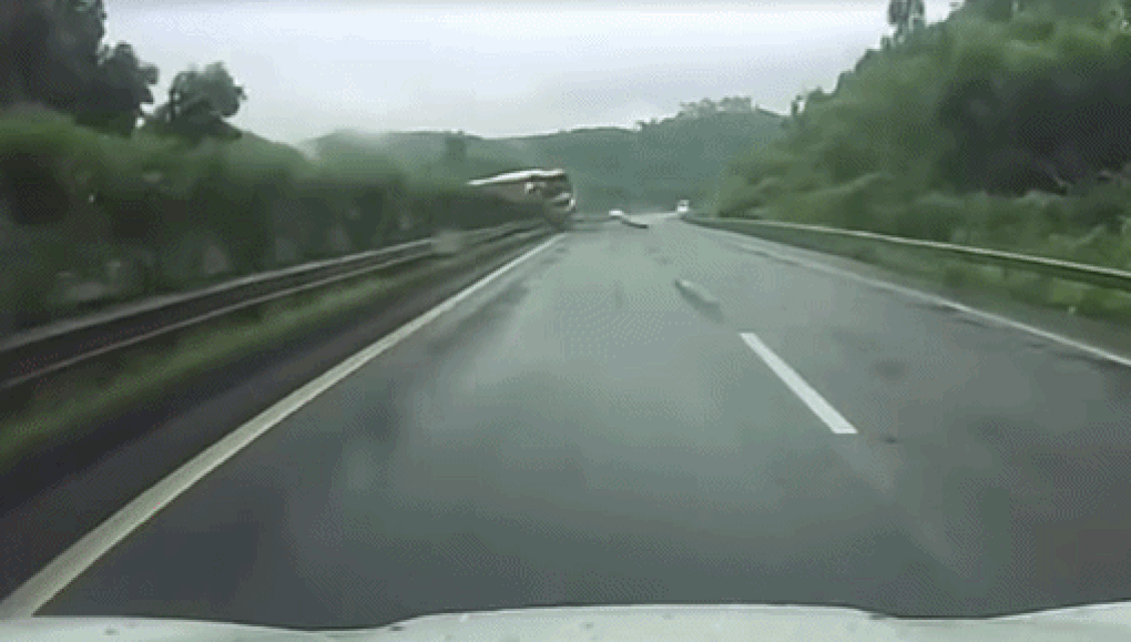 Cô gái kể thoát chết trước ô tô bị văng lốp trên cao tốc Nội Bài - Lào Cai - 1