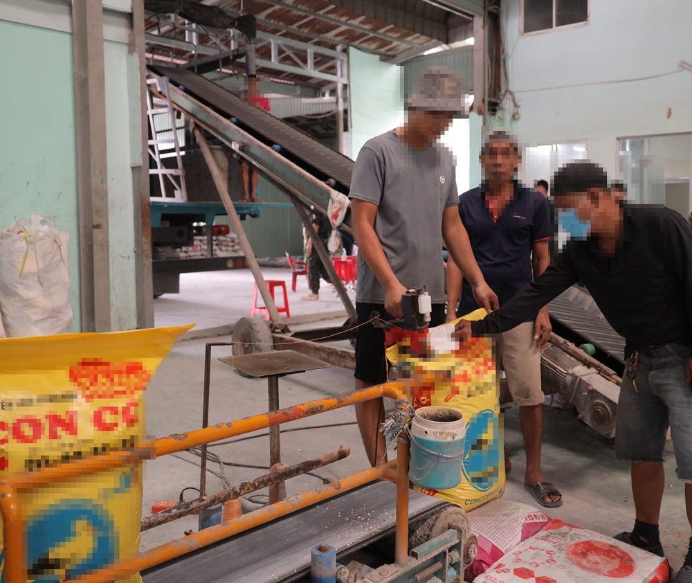 Triệt phá buôn lậu Tây Ninh với 3 đường dây thuốc lá , phân bón và dầu gió giả - Ảnh 4.