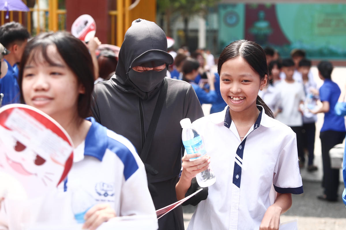 Anh Trần Thế Kiên (Chương Mỹ) cho hay, không chỉ thí sinh mà các bậc phụ huynh cũng trải qua tâm trạng hồi hộp trong suốt thời gian con làm bài thi. "Năm nay, tỷ lệ cạnh tranh vào lớp 10 công lập khá cao nên áp lực đối với các con cũng lớn hơn. Tuy nhiên, tôi thấy đề thi phù hợp với học sinh nên tin rằng nhiều cháu làm bài tốt”, anh Kiên chia sẻ.