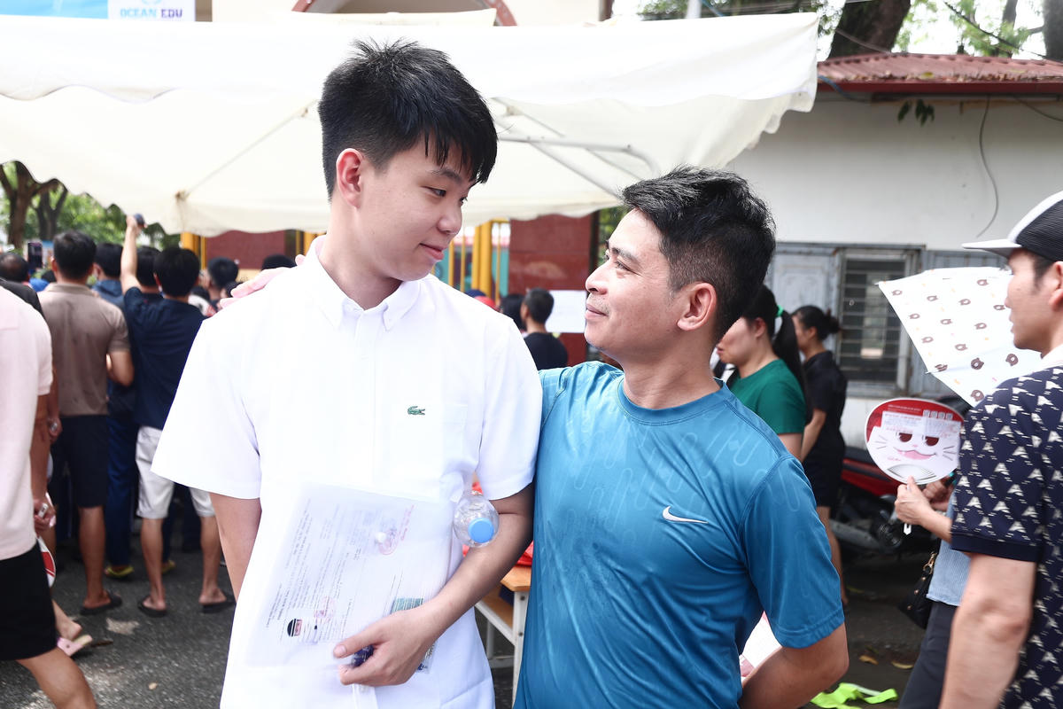 Em Lê Gia Bảo cũng đánh giá đề thi dễ tiếp cận, phù hợp với năng lực của đa số thí sinh. "Đề thi khá dễ, em hoàn thành bài làm đúng thời gian và làm được hầu hết các phần. Em dự đoán điểm môn Ngữ văn của mình thấp nhất khoảng 7 điểm", Bảo cho biết.