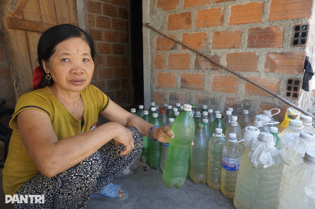 Giếng cạn trơ đáy, người dân đi xin từng can nước - 2