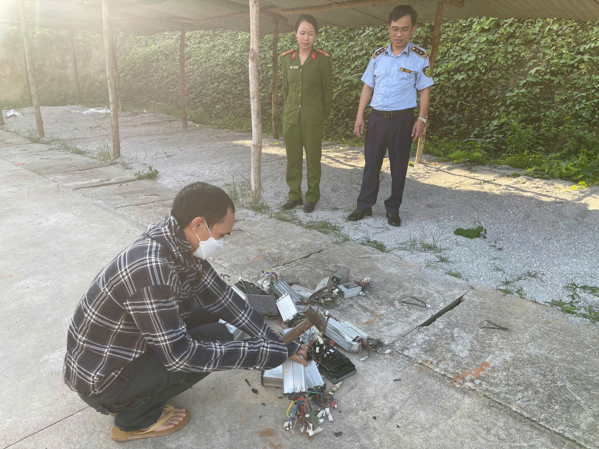 Lực lượng chức năng giám sát tiêu hủy hàng hóa vi phạm