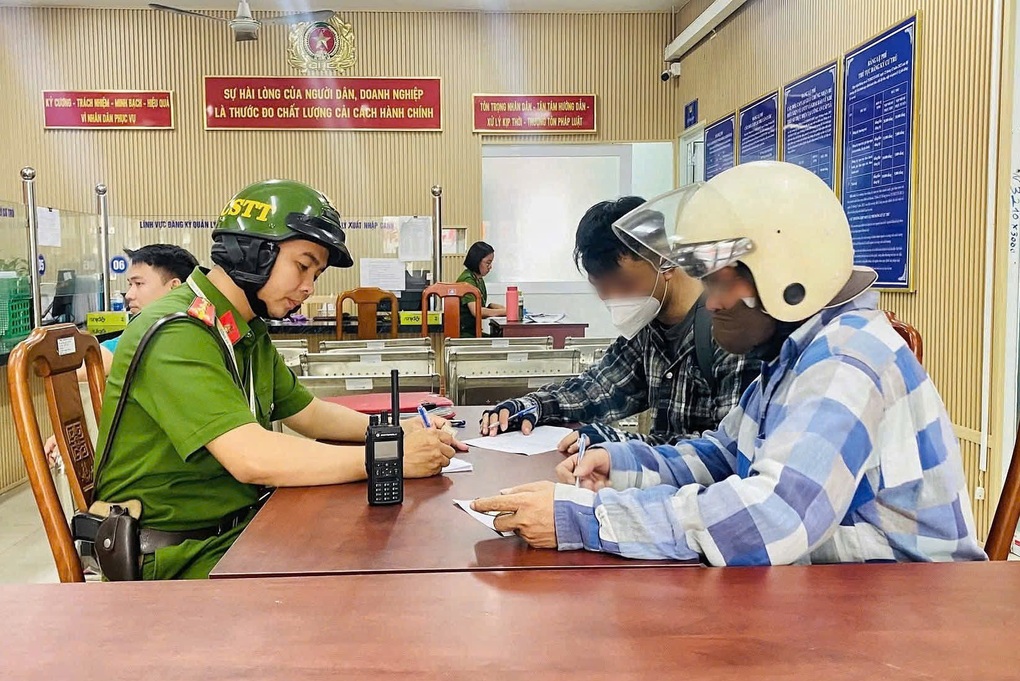 Xử phạt hai người vứt rác bừa bãi thông qua mắt thần ở TPHCM - 1