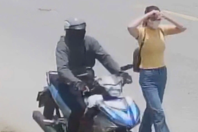 Nghi phạm Dũng và Linh đeo khẩu trang, di chuyển gần tiệm vàng trước lúc gây án, chiều 1/5. Ảnh:Công an cung cấp