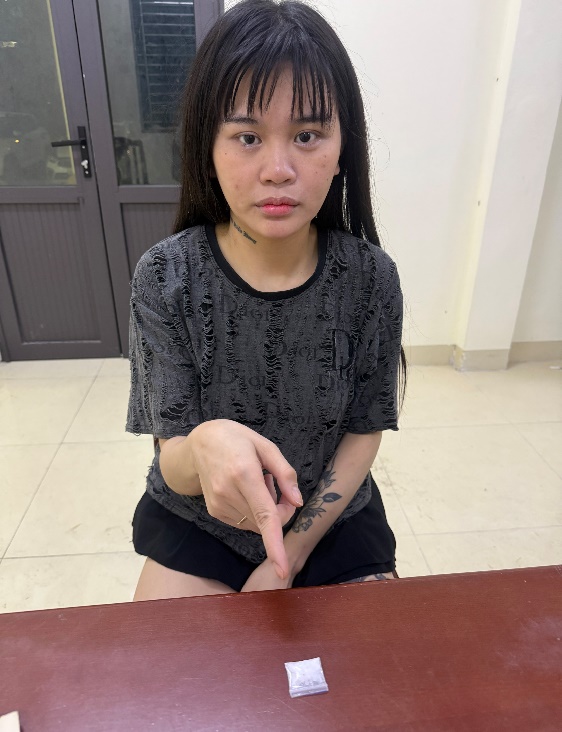 Quản lý và nhân viên đưa đón quán karaoke cung cấp ma túy cho nhân viên dịch vụ - Ảnh 1.
