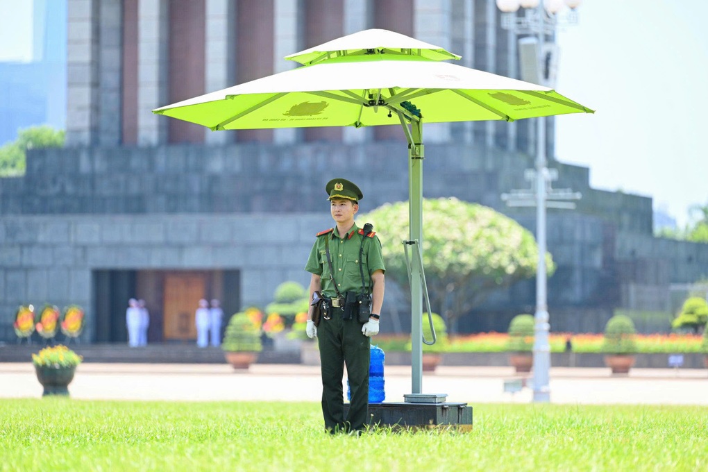 Sĩ quan cảnh vệ nghiêm trang đứng gác dưới cái nắng đổ lửa ở Ba Đình - 2