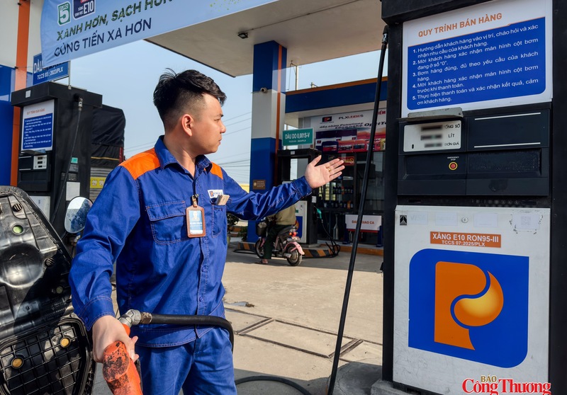Nhân viên cây xăng tích cực giới thiệu và tư vấn về xăng E10 ngay tại vòi bơm.