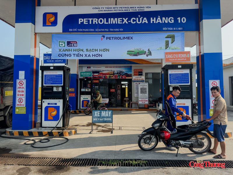 Cửa hàng xăng dầu số 10 tại thôn Phụng Công (xã Quỳnh Phụ, tỉnh Hưng Yên) trong ngày thứ 2 triển khai đồng loạt xăng E10. Toàn bộ hệ thống trụ bơm đã được chuyển đổi, đảm bảo phục vụ nhu cầu đi lại của người dân địa phương.