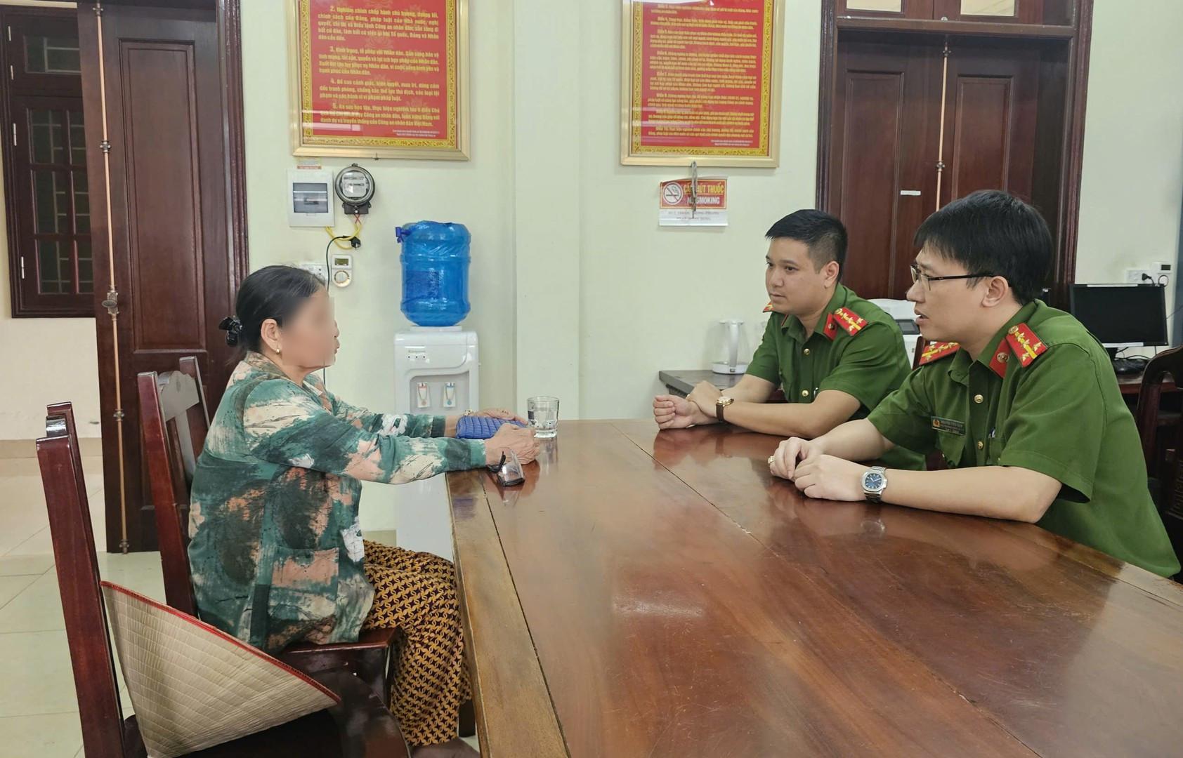 Công an xã Cẩm Khê tuyên truyền cho bà H.