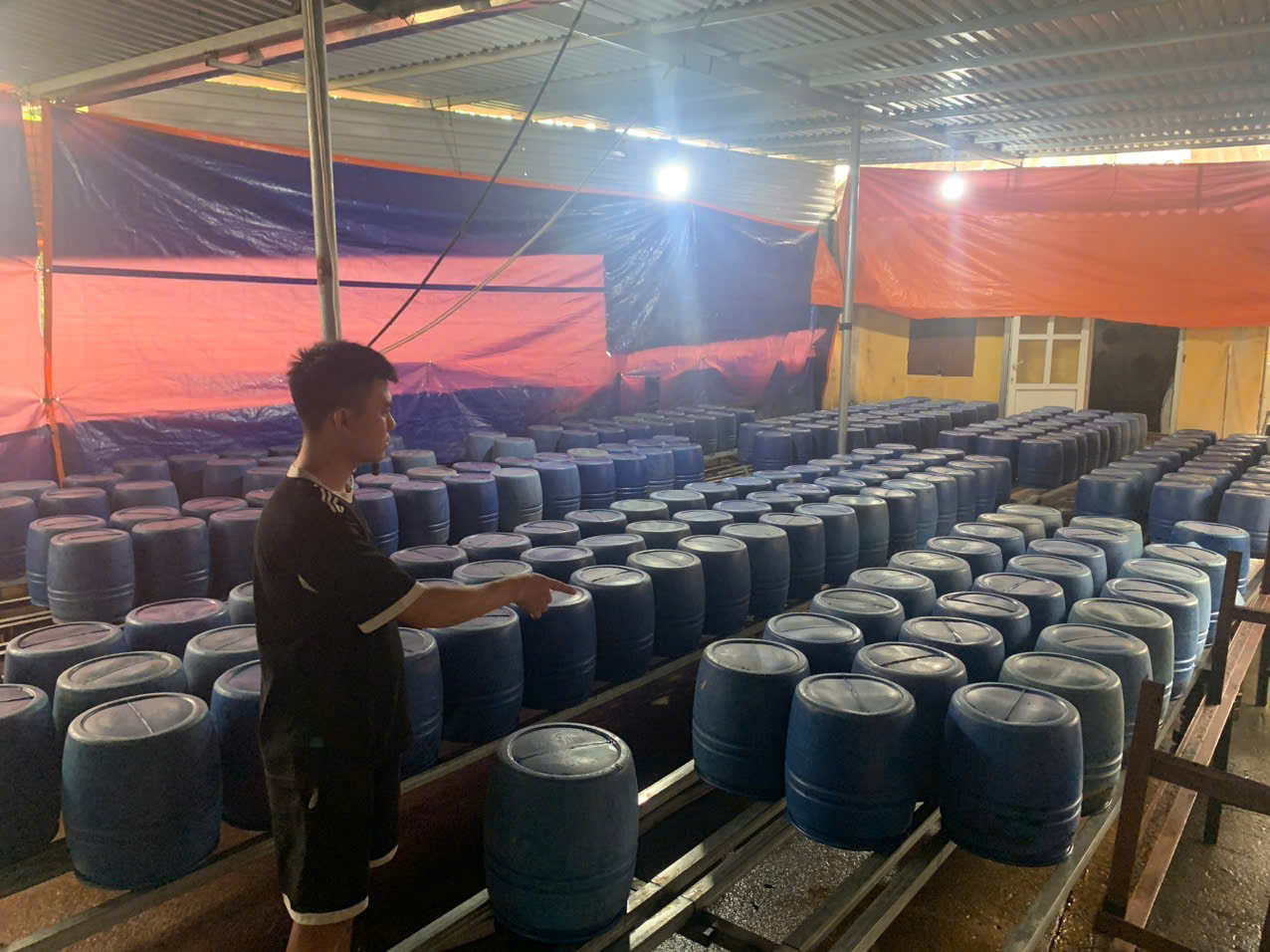 Tang vật liên quan đến vụ việc tại cơ sở sản xuất.