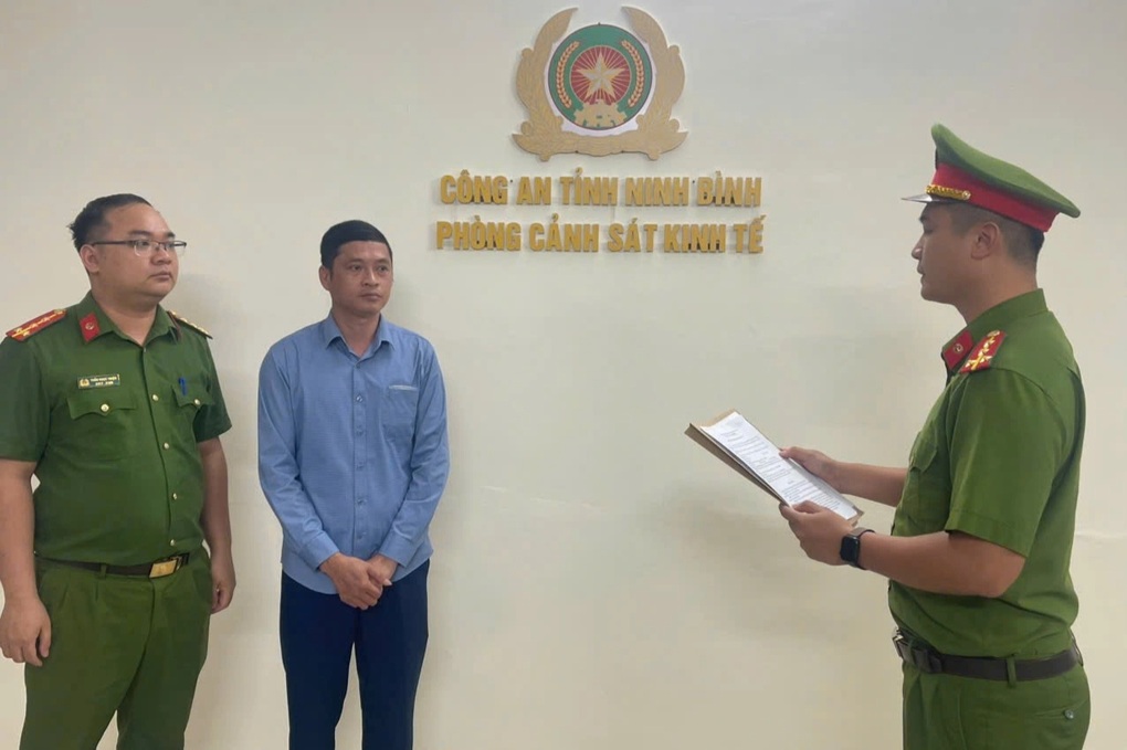 Khởi tố nguyên cán bộ xã chiếm đoạt tiền hỗ trợ thiên tai của người dân - 1